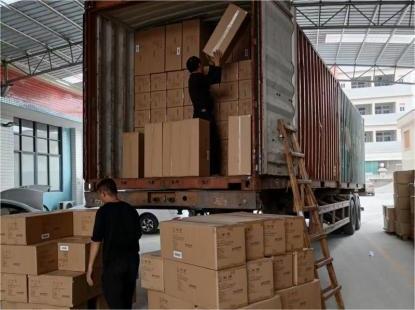 Pemuatan kontainer sebelum Tahun Baru Imlek